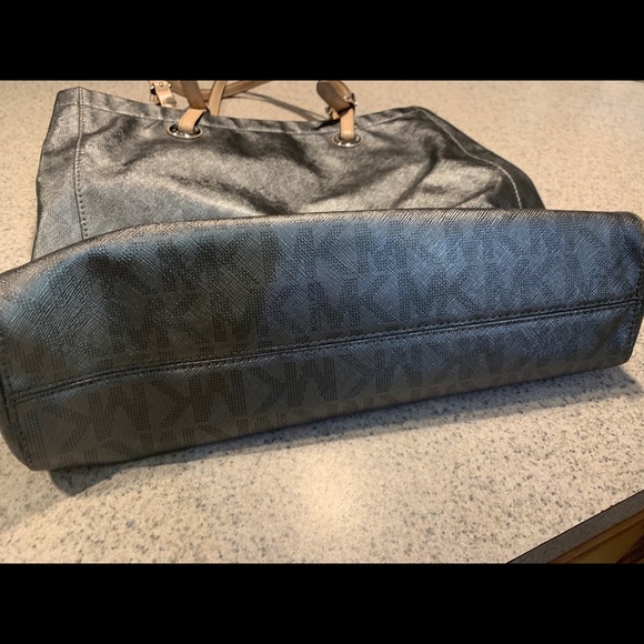 Michael kors purse - Picture 6 of 6